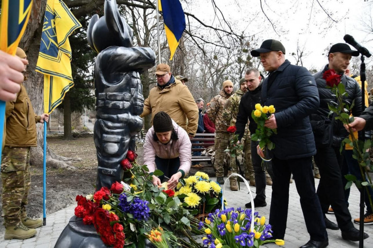 В Киеве появилась необычная скульптура в…