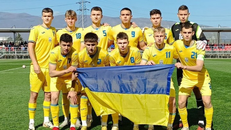 Юниорская футбольная сборная Украины с Ш…