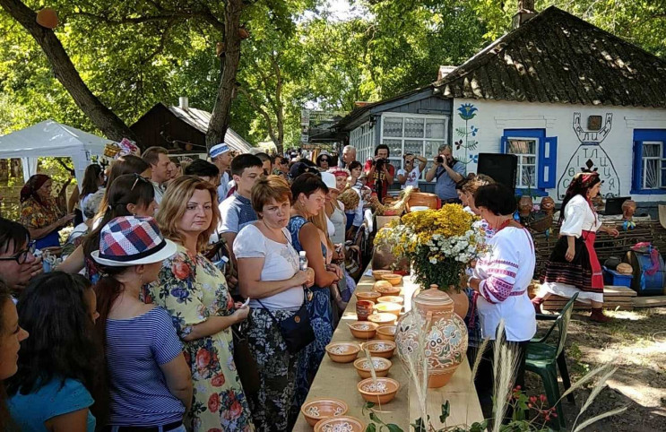 Видовищні фестивалі, театр просто неба і…