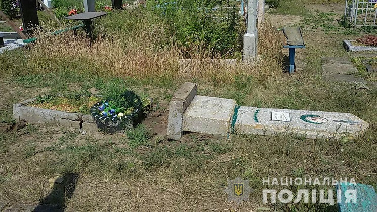 В Днипре мужчина разрыв 12 могил на клад…
