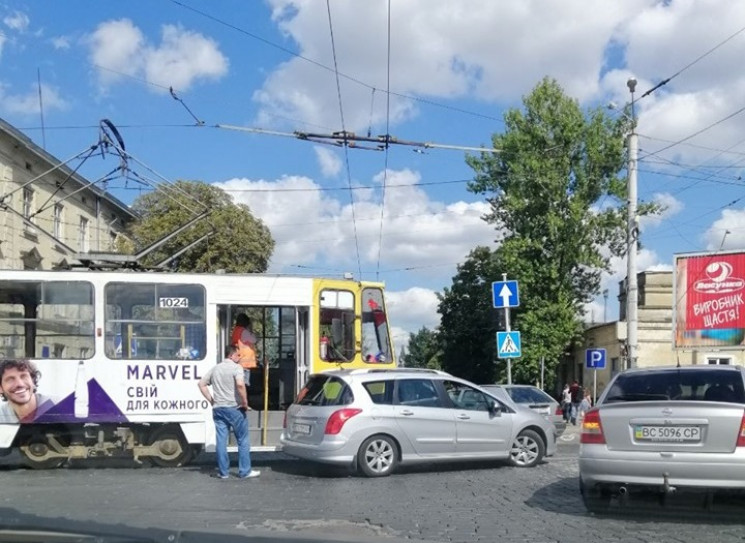 Як у Львові трамвай протаранив автомобіл…