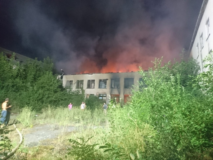Масштабна пожежа у Берегові: Вогонь знищ…