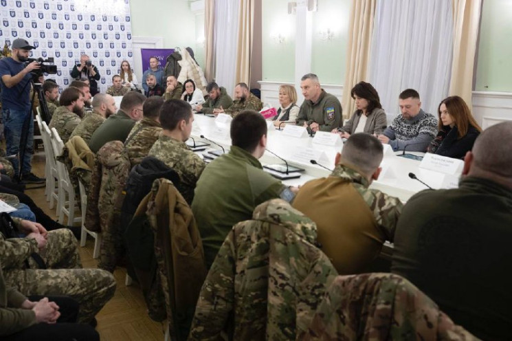 Кличко презентовал ветеранам и бойцам го…