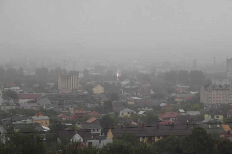 Як у Львові продовжує йти сильний дощ з…