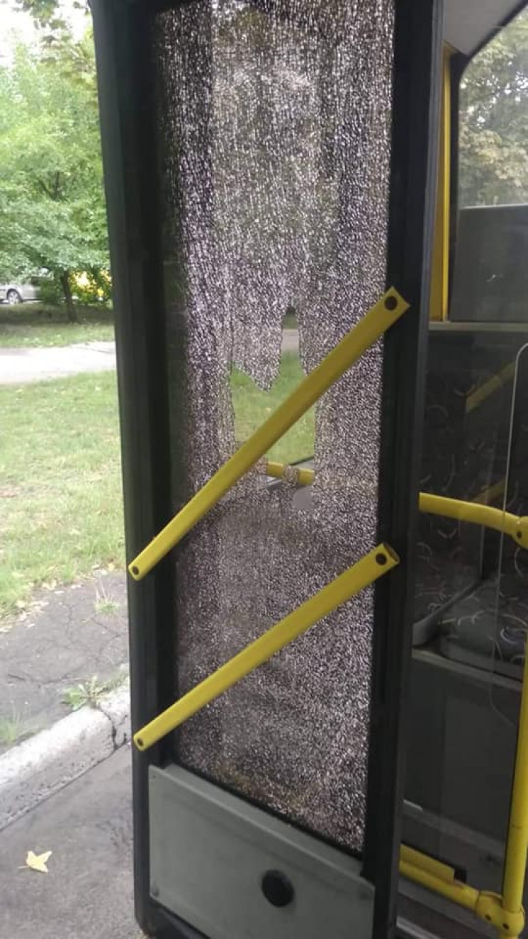 У столичному тролейбусі нелюд розбив  ск…
