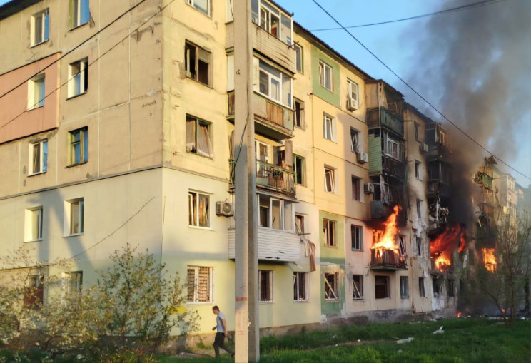 Ворожі БпЛА влучили в будинок у Павлогра…