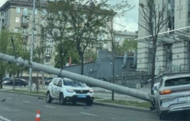 У Києві водій влетів в електроопору…