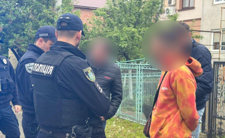 Двоє жителів Прикарпаття з битою та бенз…