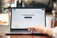 Минцифры запустит ИИ-помощника на портал…