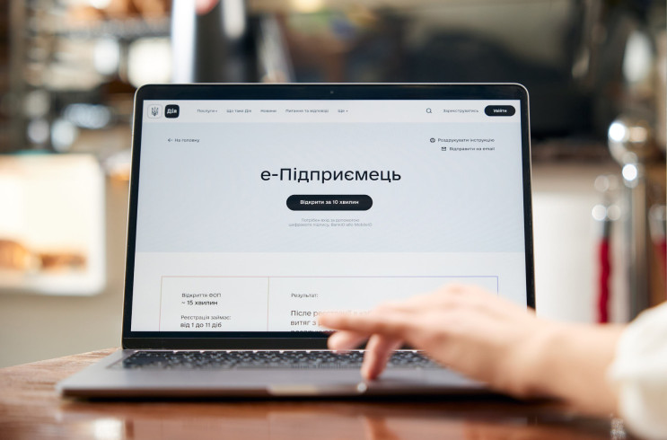 Минцифры запустит ИИ-помощника на портал…