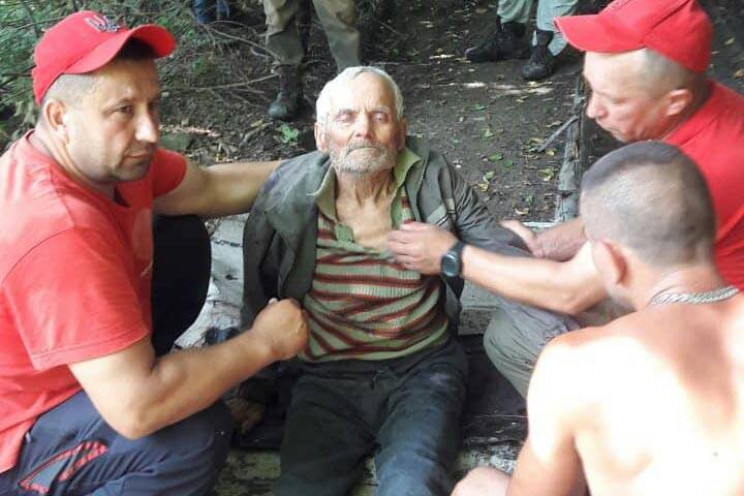 Знайшли! 90-річний дідусь блукав горами…