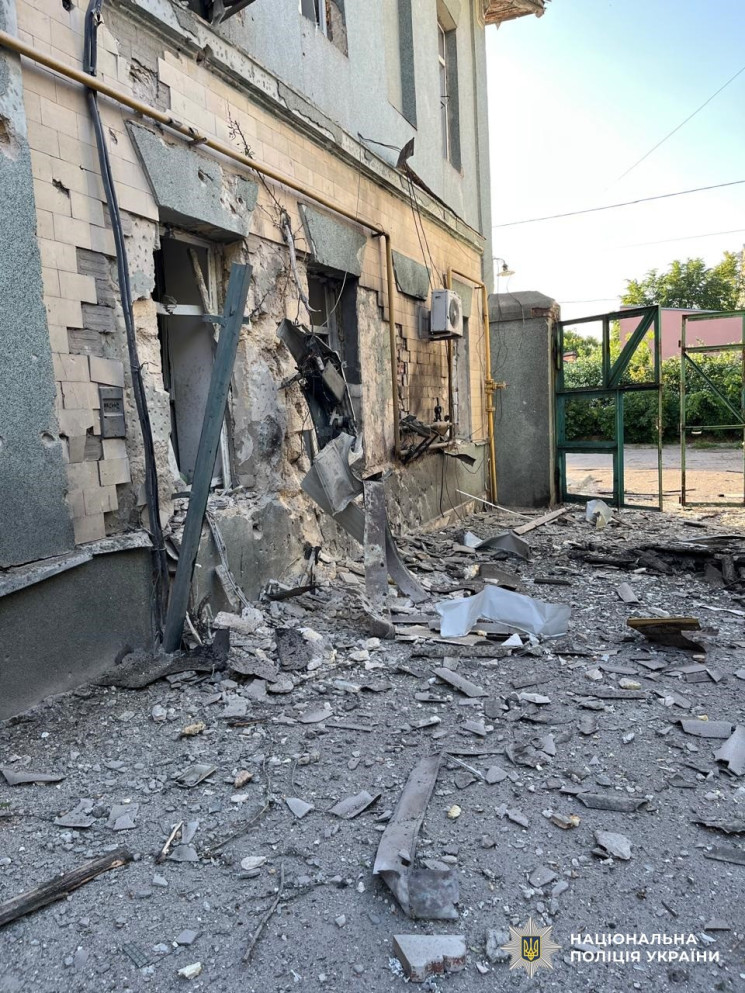 На Херсонщині пошкоджені будинки, банк,…