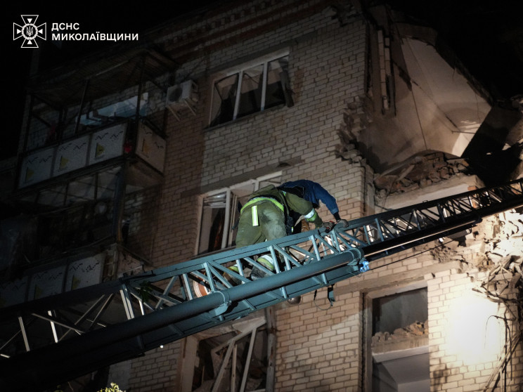 Ворожий дрон влучив у пʼятиповерхівку у…