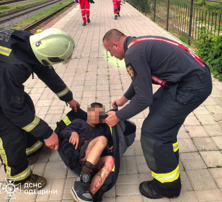 В Одесі 11-річний хлопець виліз на дах в…