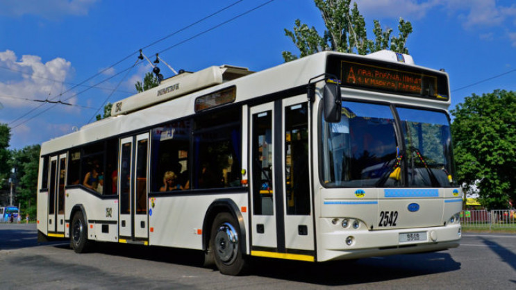 У запорізькому тролейбусі у пасажира спа…