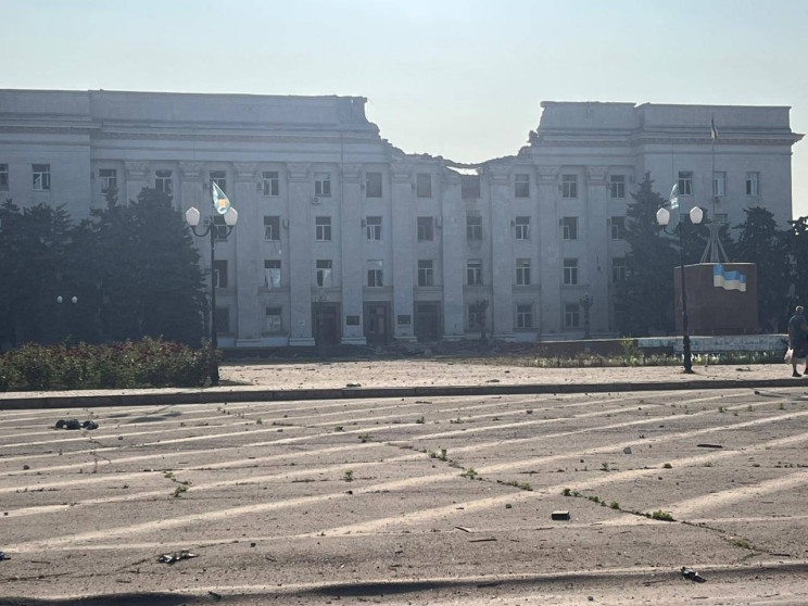 Росіяни скинули КАБ на будівлю Херсонськ…