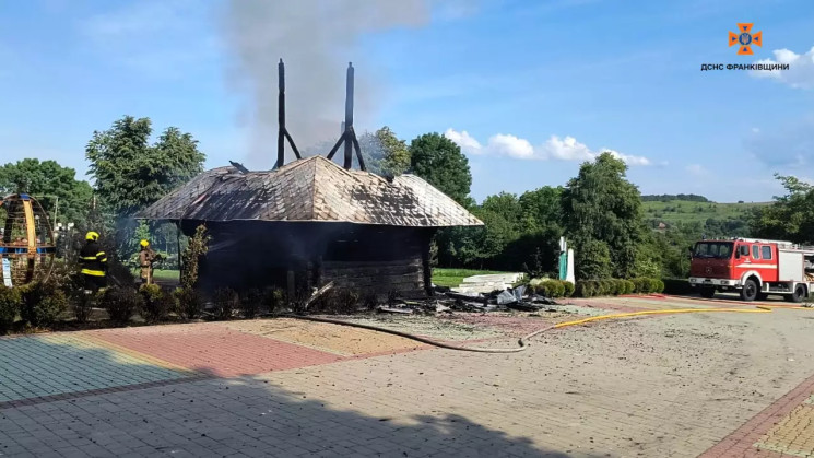 На Прикарпатті згоріла дзвіниця на терит…