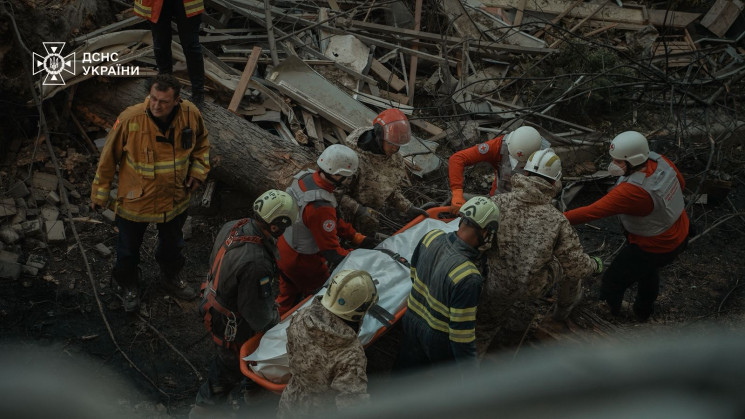 У Києві з-під завалів дістали тіло 14 же…