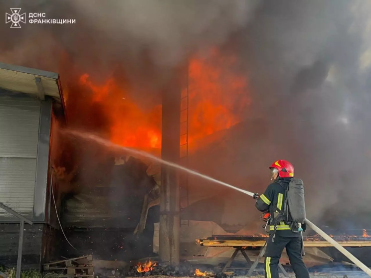 У Франківську горів склад в пів тисячі к…