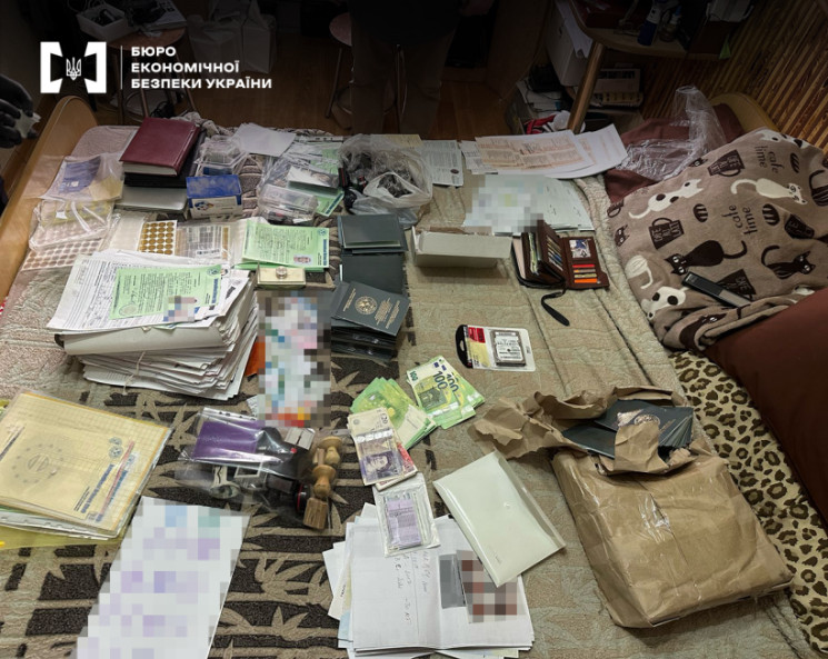 У Чернівцях чоловік зі спільником вигото…