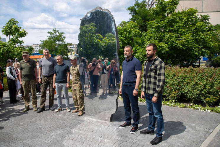 В Киеве установили скульптурную композиц…
