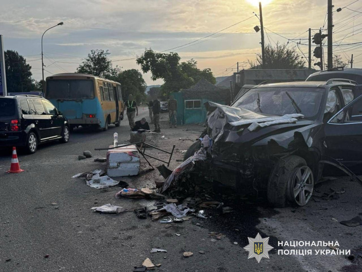 На Закарпатті авто влетіло у блокпост, з…