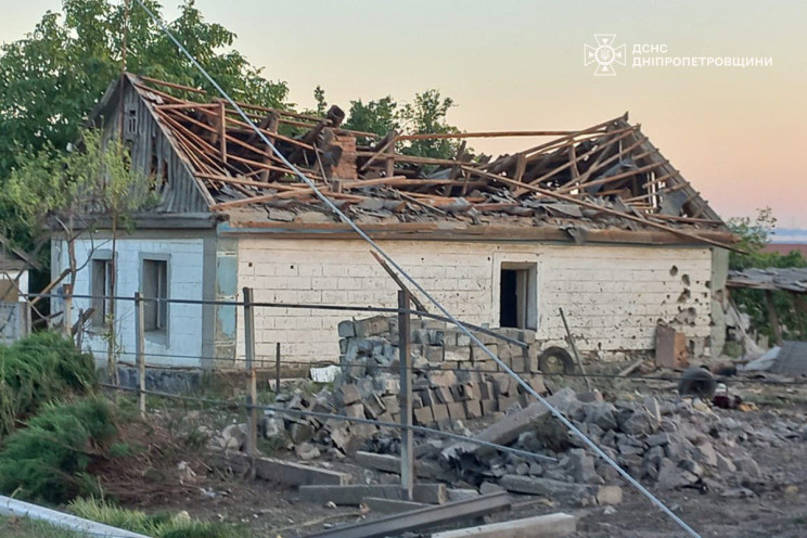 Внаслідок скиду КАБ на будинок на Дніпро…