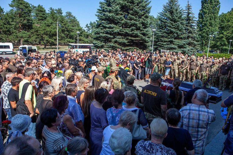 Смолоскипи і море людей на площі: Як про…