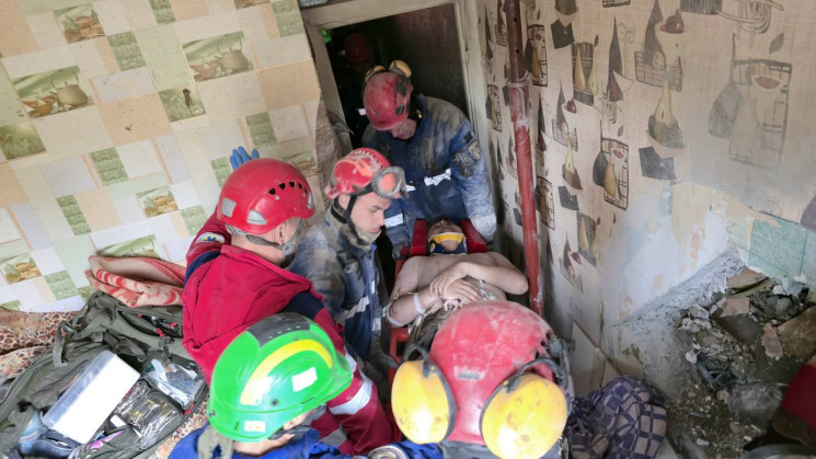 З-під завалів зруйнованого будинку в Киє…