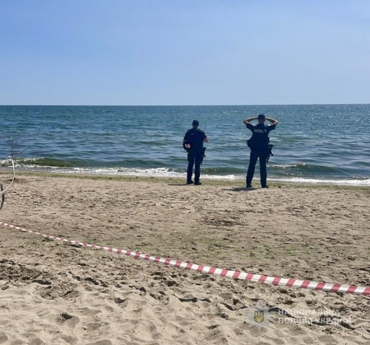 На пляжі під Одесою вибухнула міна: Троє…