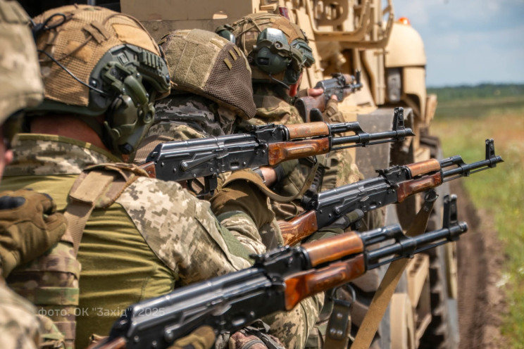 На фронті за добу відбулося 105 бойових…