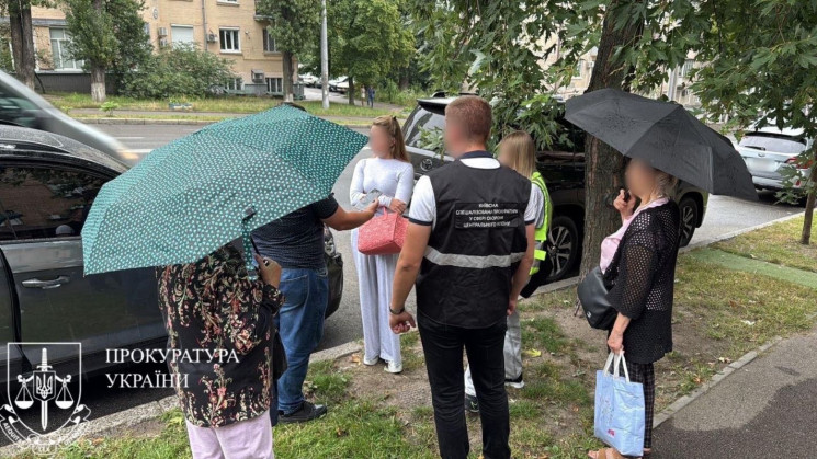 У Києві затримали жінку, що допомагала в…