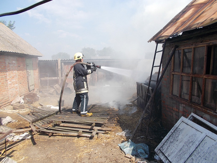 На Полтавщині пожежа охопила приватне до…