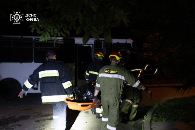 В Києві з-під завалів дістали тіло треть…