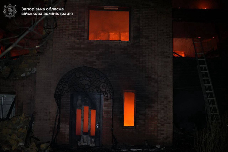 Окупанти вночі вдарили дронами по Запорі…