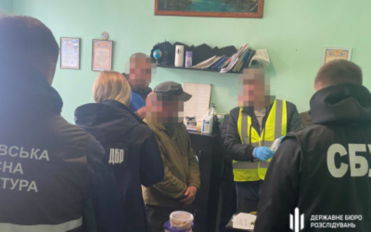 Працівник колонії на Миколаївщині постач…