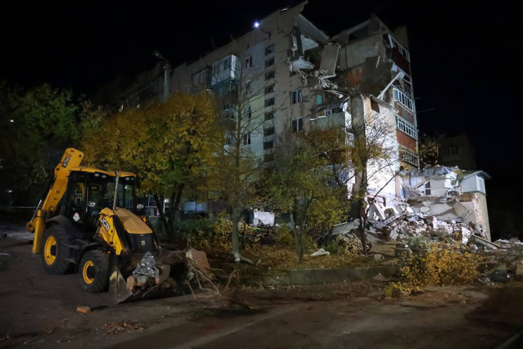 У Хмельницькому під завалами багатоповер…