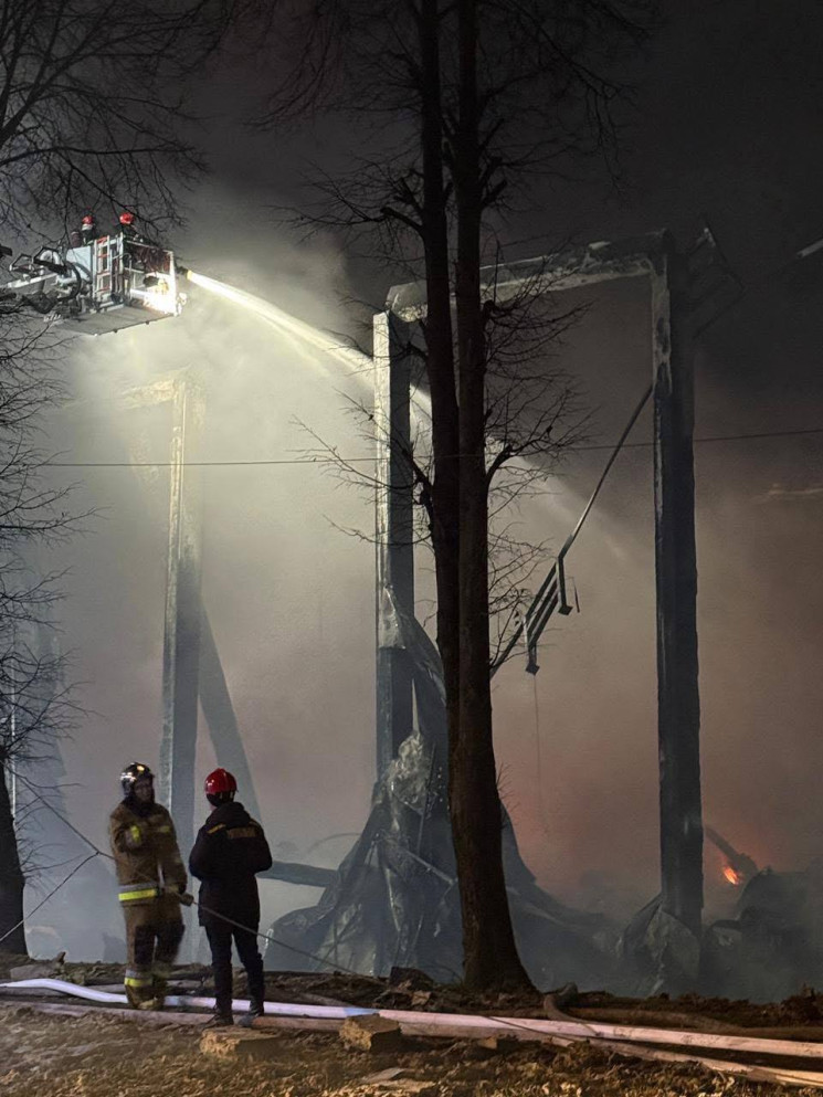 У Львові від ранку гасять пожежу, спричи…