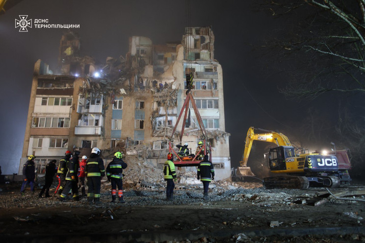 Третю добу поспіль триває розбір завалів…