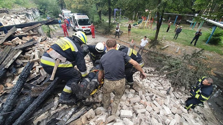 В Днипре во время пожара на спасателей о…