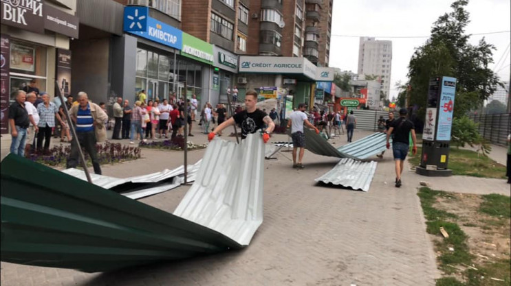 В Харькове возмущенные граждане снесли з…