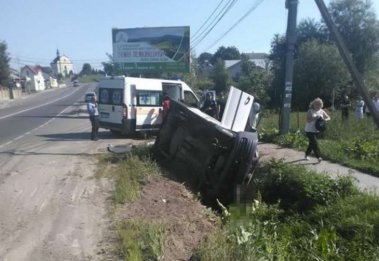 Автомобіль перевернуся і злетів в кювет:…