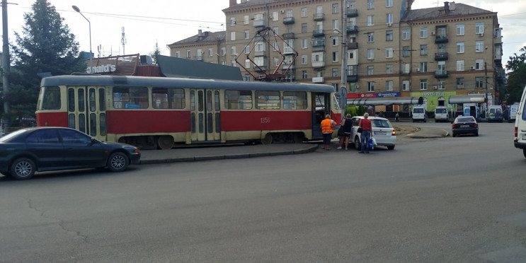 У центрі Дніпра автівка зіткнулась із тр…