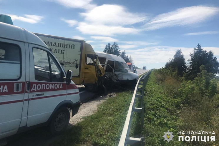 У потрійній ДТП на Хмельниччині одна люд…