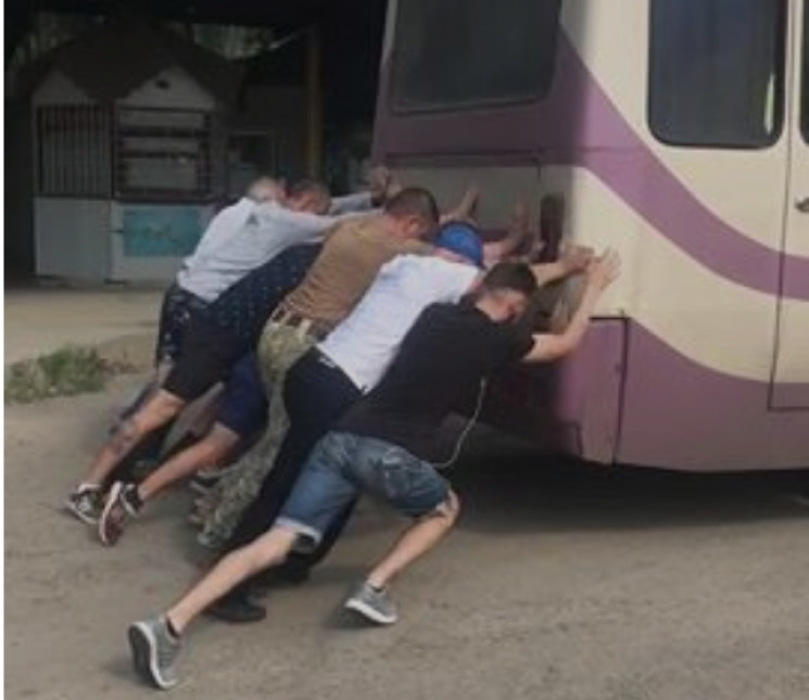 В Берегово пассажиры толкали автобус, чт…