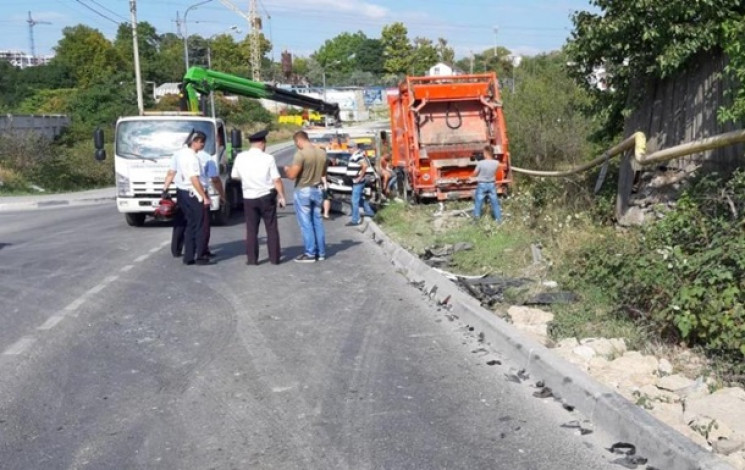 Мусоровоз без тормозов смял 15 авто в ок…