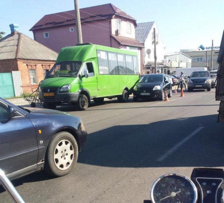 В Харькове водитель легковушки врезался…