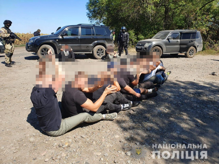 На Харківщині 15 молодиків на трьох авто…