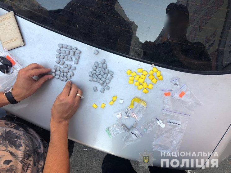 В Харькове наркоторговец сдал полиции ря…