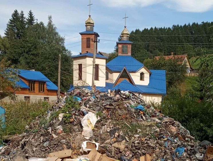 На Рахівщині селяни влаштували сміттєзвалище біля церкви